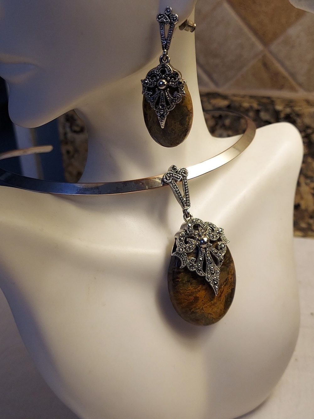 Genuine Tiger eye stone set🐯 Chocker, Pendant,and Earrings.